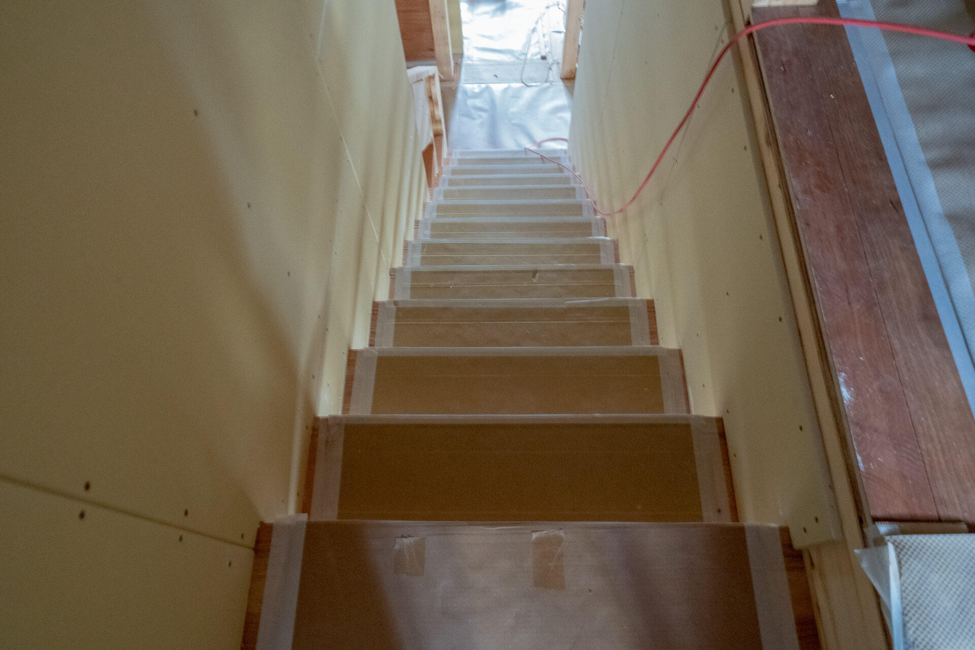 写真：2Fへ続くスケルトン階段